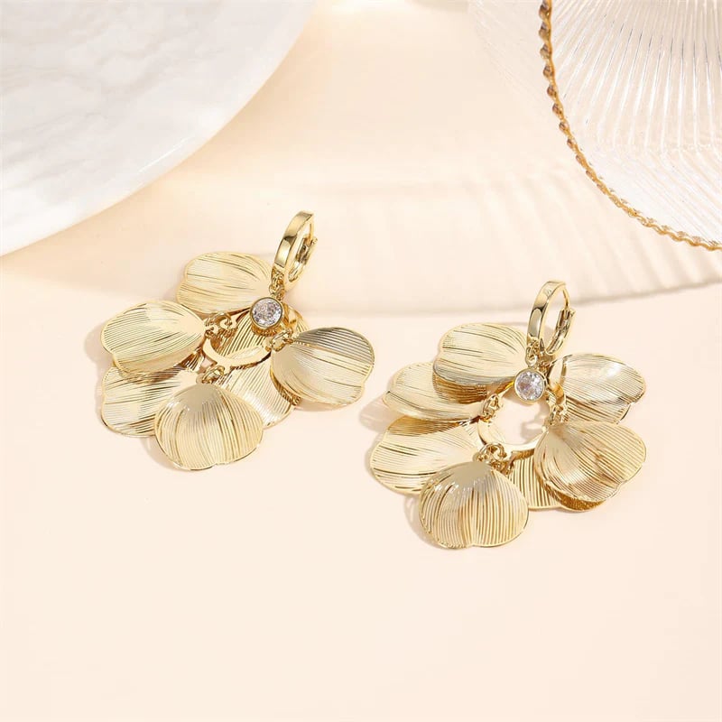 Women's earrings with a leaf-shaped pendant